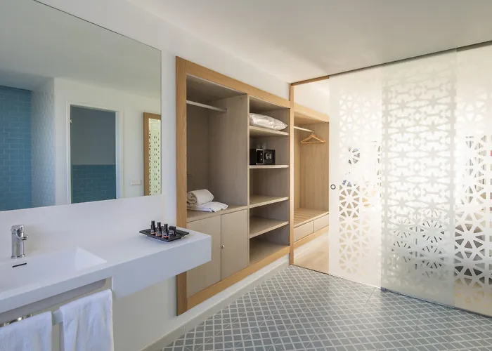 Oasis Lanz Mate Отель